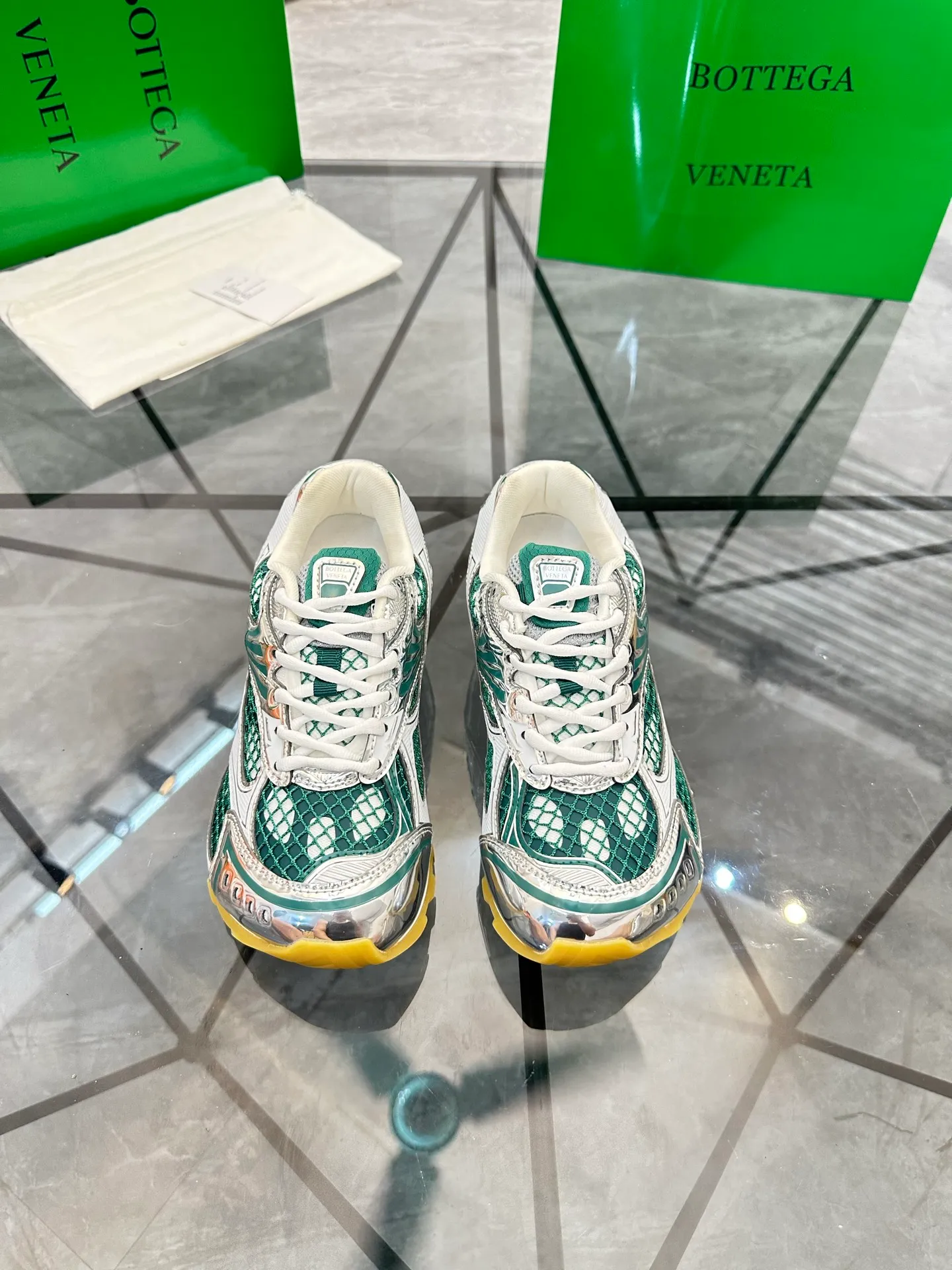 Factory men's shoes 💰: 620💰 (top version) BV Orbit sneakers Wang Yibo's same style couple's dad shoes Runner sneakers, made of lightweight technical mesh fabric. Matched with geometric pattern designed rubber outsole Wang Zha series high version Look for the package craftsmanship The actual height is much higher, but the legs are still slim. Very nice and playable and durable Matching to the standard 💯 Package shoe technology Look for the high version The outsole is made of color-blocked TPU outsole Women's model 35 36 37 38 39 40 41 (40 41 customized) Men's model 38 39 40 41 42 43 44 45. (Customized size 38 45.46) No. H345